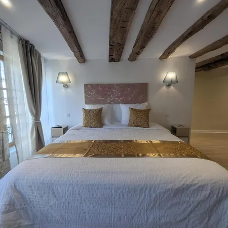 Couette-café La Demeure Langroise 3*
