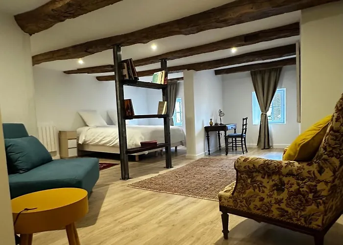 La Demeure Langroise Couette-café 3*