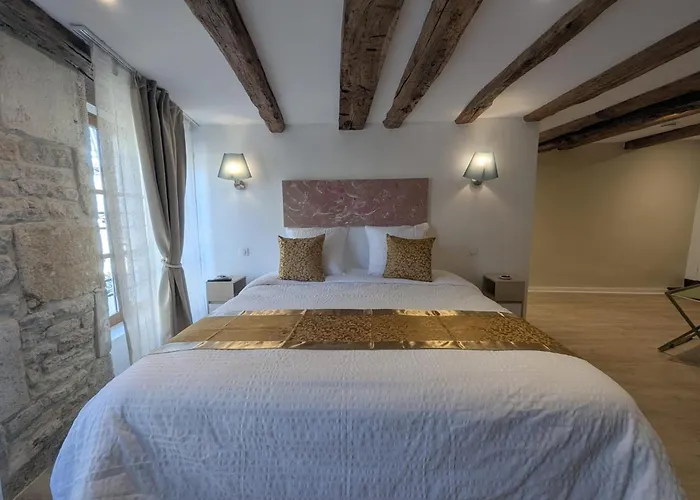 Couette-café La Demeure Langroise 3*